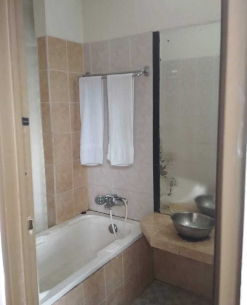 Mezzanine Suite | Bathroom | Free toiletries, towels
