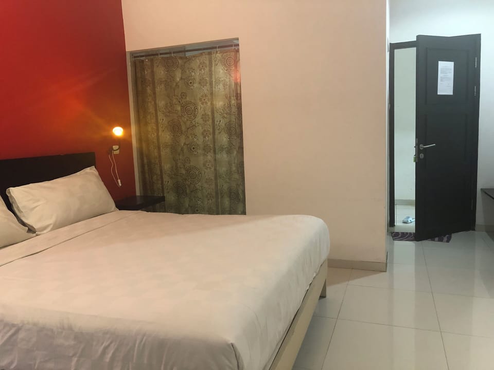 Deluxe Room, 1 Bedroom, Beach View | Desk, free WiFi, bed sheets