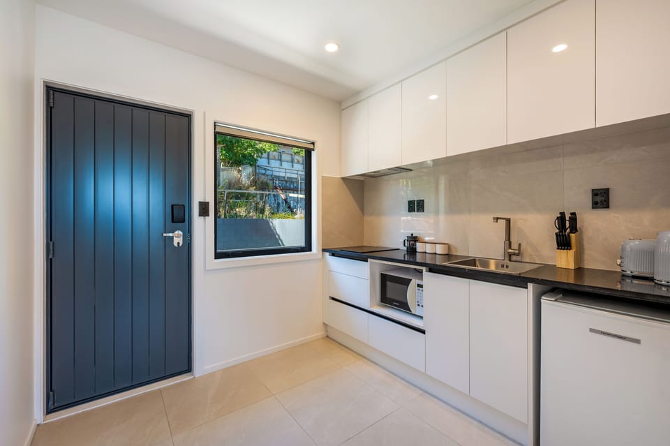 Luxury Studio Suite, 1 Queen Bed, Lake View | Private kitchen | Mini-fridge, microwave, electric kettle, toaster