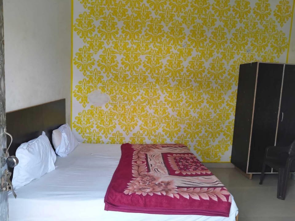 Classic Triple Room | Desk, laptop workspace, soundproofing, free WiFi