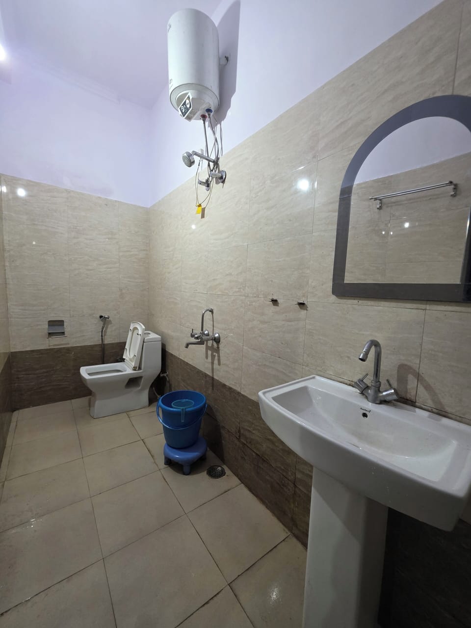 Standard Room | Bathroom | Towels, soap, toilet paper