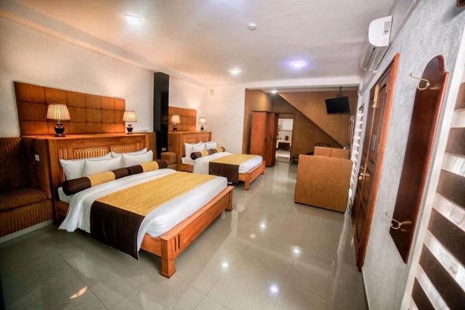Family Suite | In-room safe, desk, iron/ironing board, free WiFi