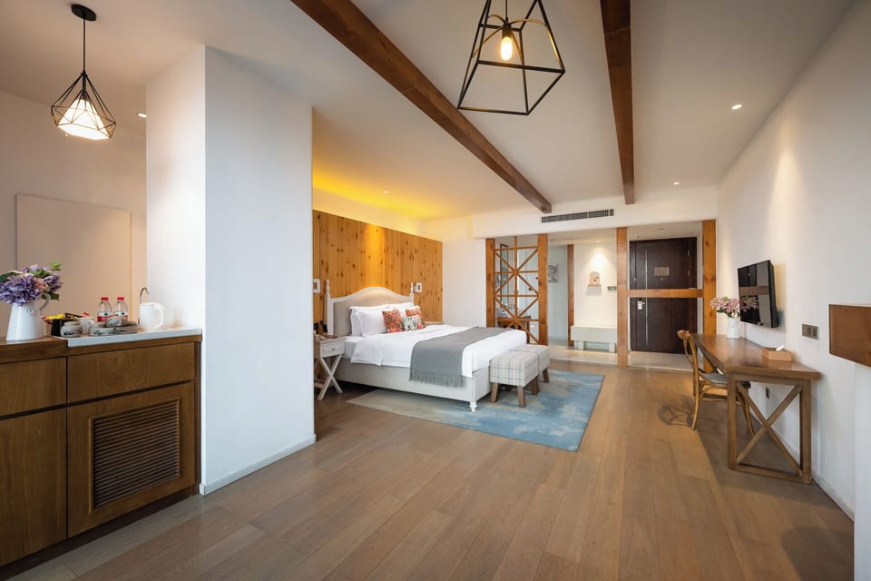 Luxury Room, 1 Queen Bed | Premium bedding, desk, laptop workspace, blackout drapes