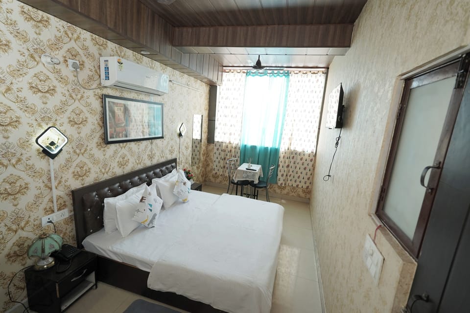 Superior Suite | Desk, free WiFi, bed sheets