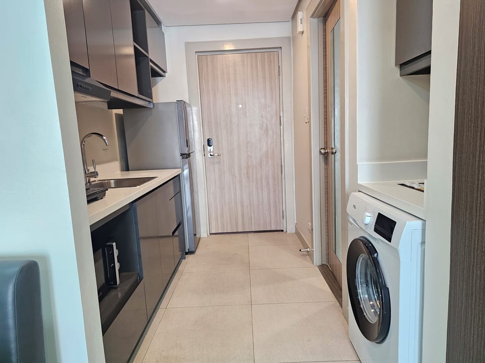 Standard Studio, City View | Private kitchen | Full-size fridge, microwave, stovetop, electric kettle