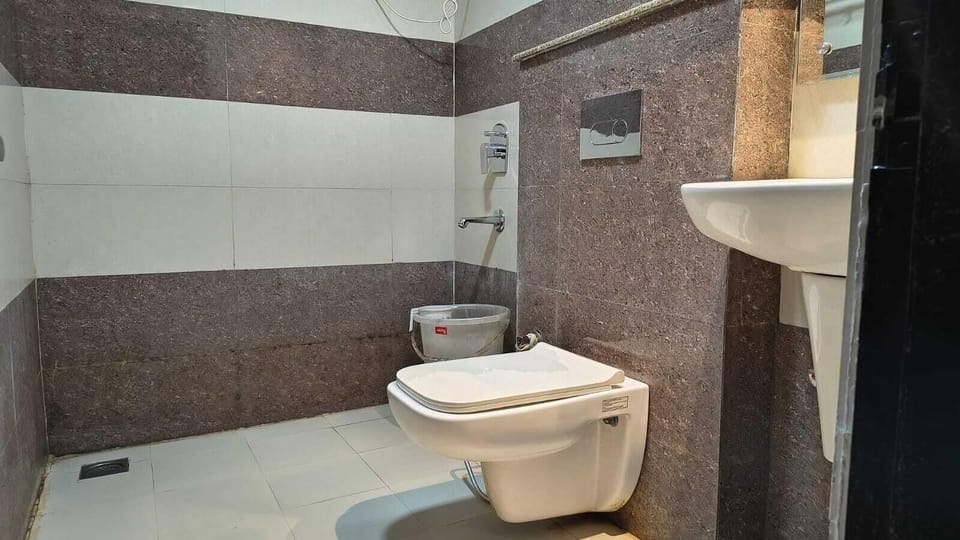 Deluxe Room, City View | Bathroom | Shower, free toiletries, towels, soap