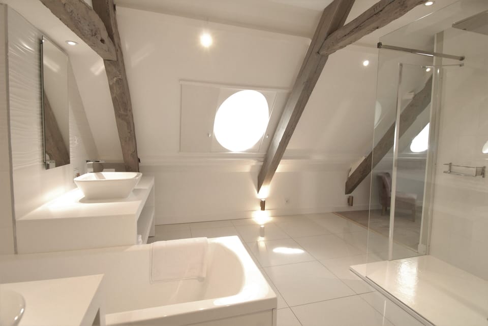 Superior Double Room | Bathroom | Hair dryer, bathrobes, towels, soap