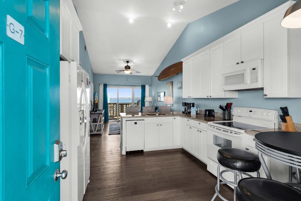 Condo, Multiple Beds (Baywatch G7) | Private kitchen | Oven, toaster