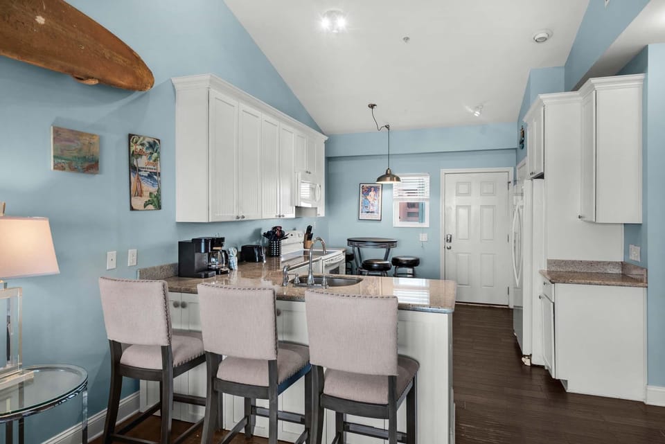Condo, Multiple Beds (Baywatch G7) | Private kitchen | Oven, toaster
