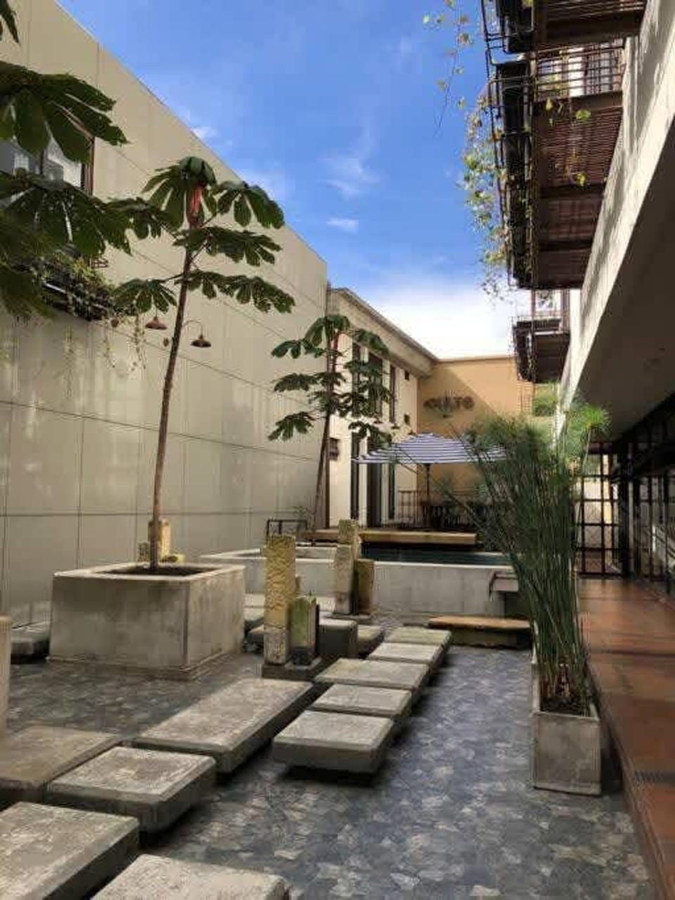House | 2 bedrooms, desk