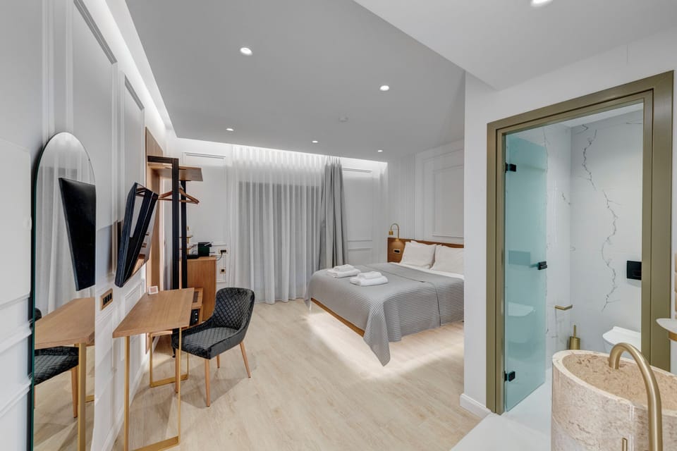 Luxury Double or Twin Room, Balcony | Bathroom | Shower, hair dryer, towels, soap