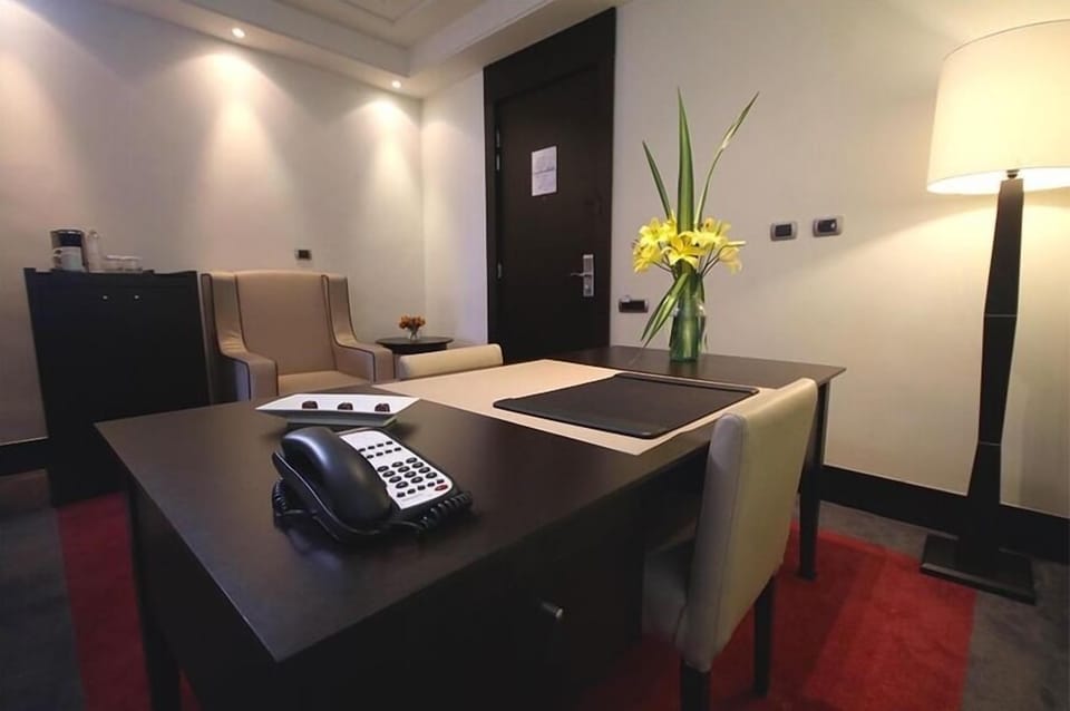 Junior Suite | Premium bedding, minibar, in-room safe, iron/ironing board