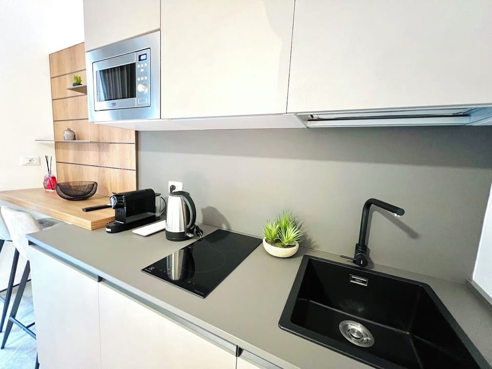 Suite familiare con balcone | Private kitchen | Mini-fridge, microwave, stovetop, coffee/tea maker