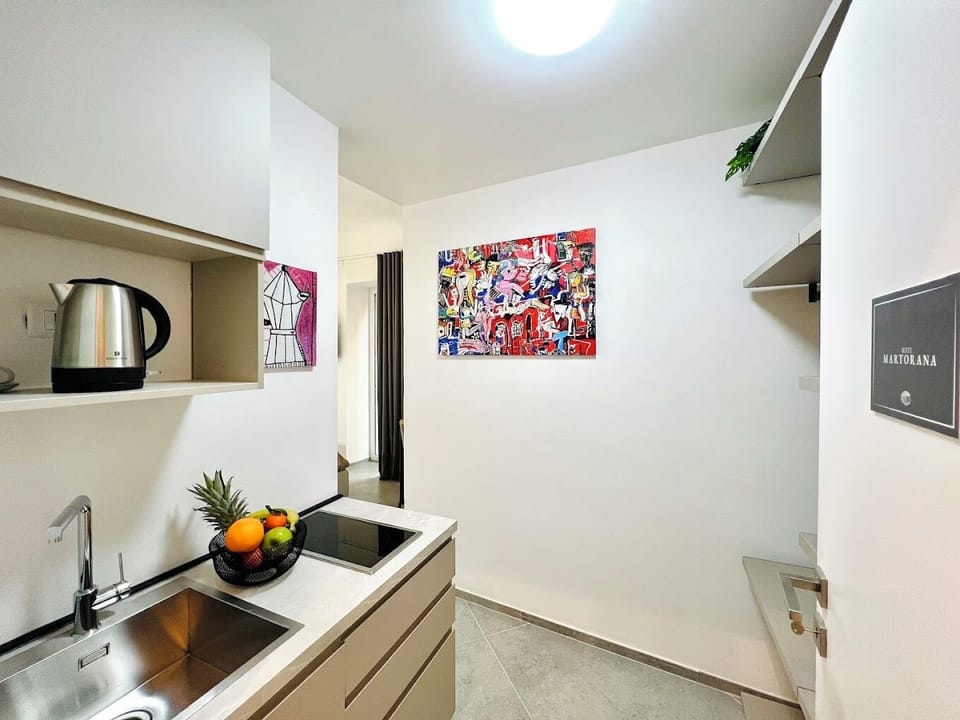 Camera matrimoniale Comfort con balcone | Private kitchen | Mini-fridge, microwave, stovetop, coffee/tea maker