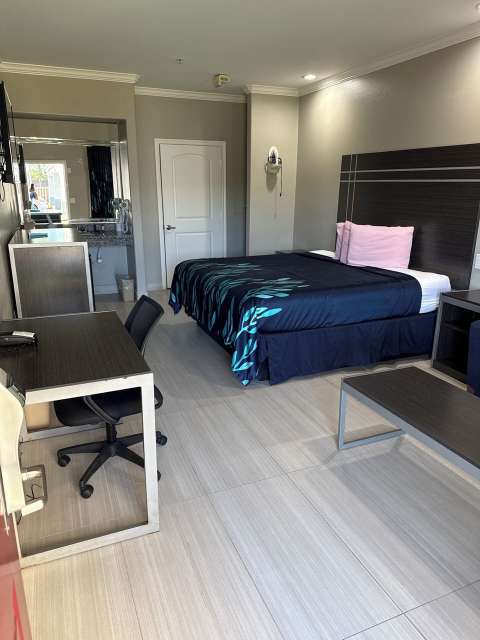 Basic Room, 1 King Bed, Non Smoking | Desk, iron/ironing board, free WiFi, bed sheets
