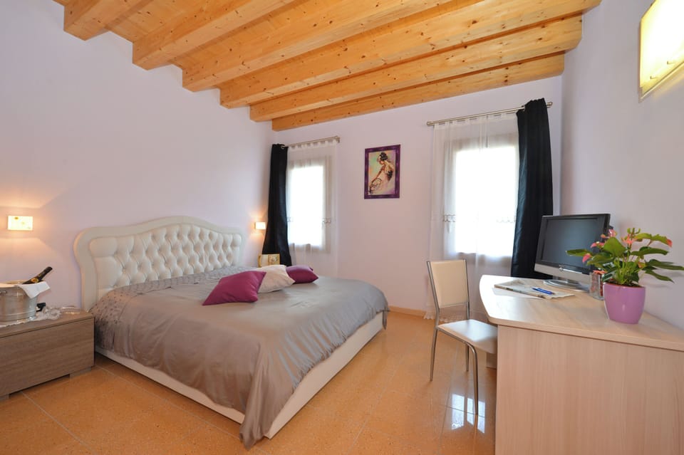 Deluxe Room | Desk, laptop workspace, soundproofing, free WiFi