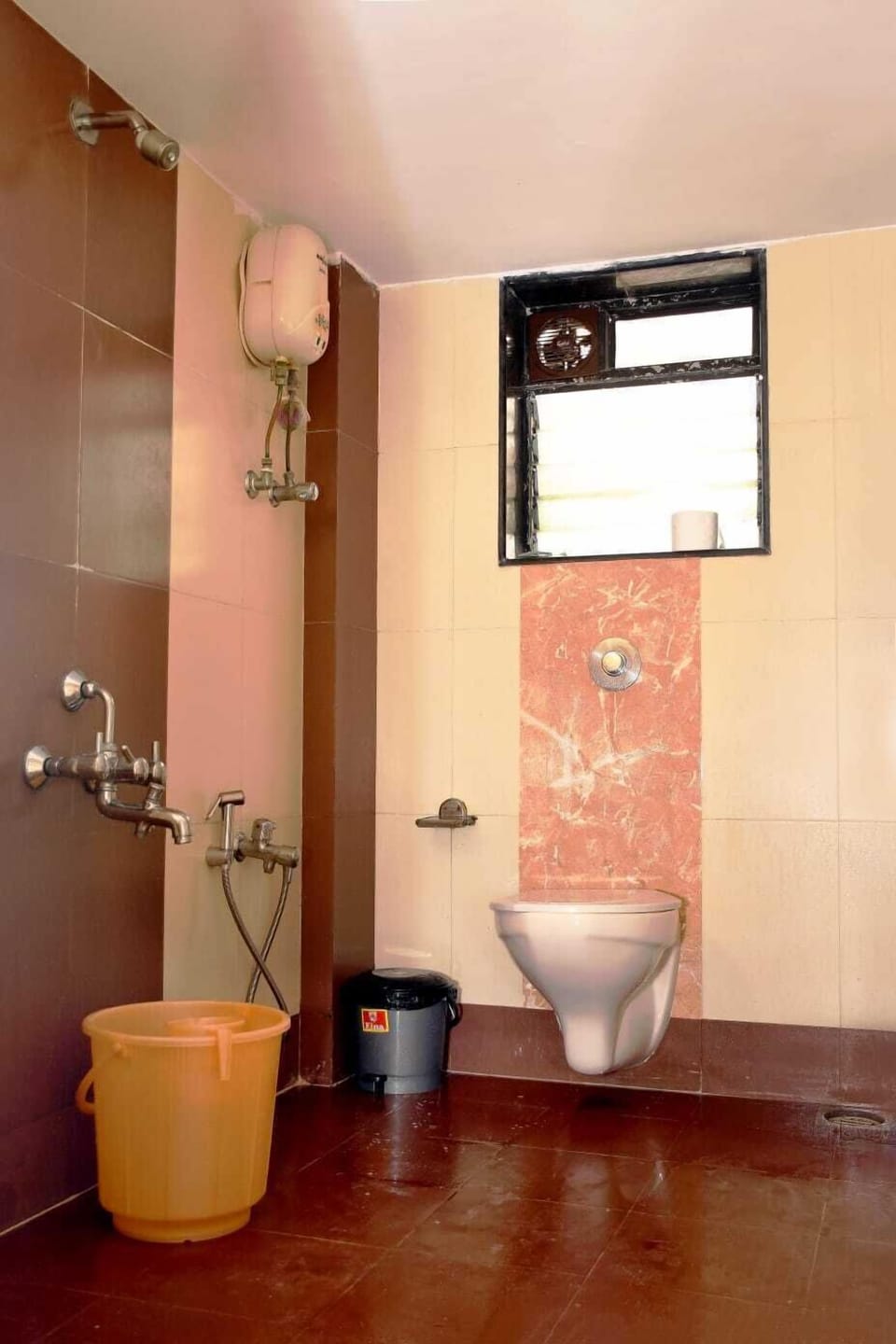Deluxe Double or Twin Room, City View | Bathroom | Shower, free toiletries, hair dryer, slippers