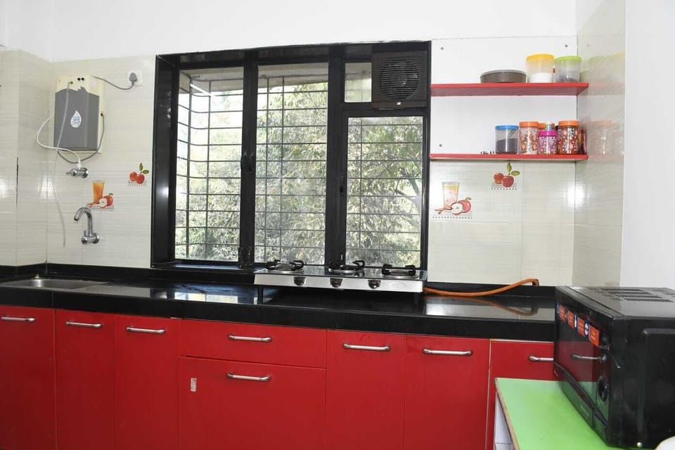 Full-size fridge, microwave, oven, stovetop