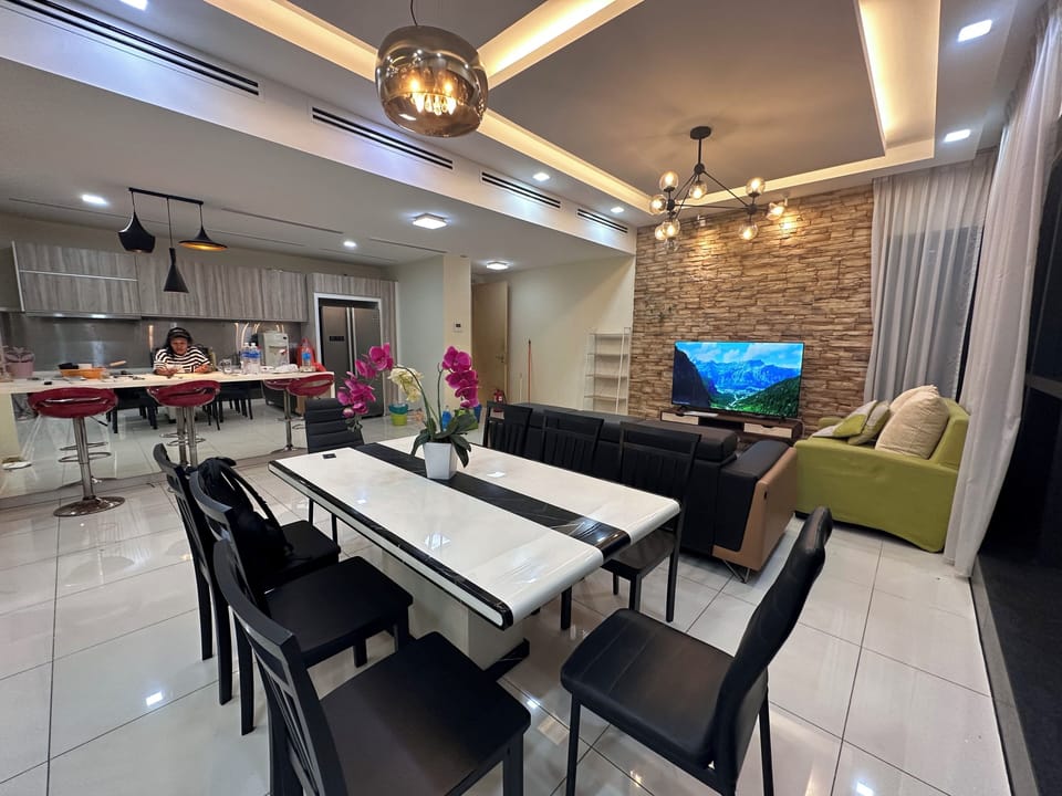 Luxury Apartment, City View | Private kitchen