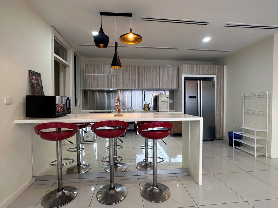 Luxury Apartment, City View | Private kitchen