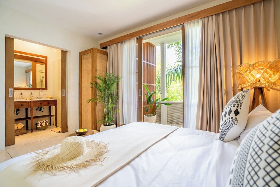 Habitual Studio Suite | Desk, laptop workspace, WiFi (free), individually decorated