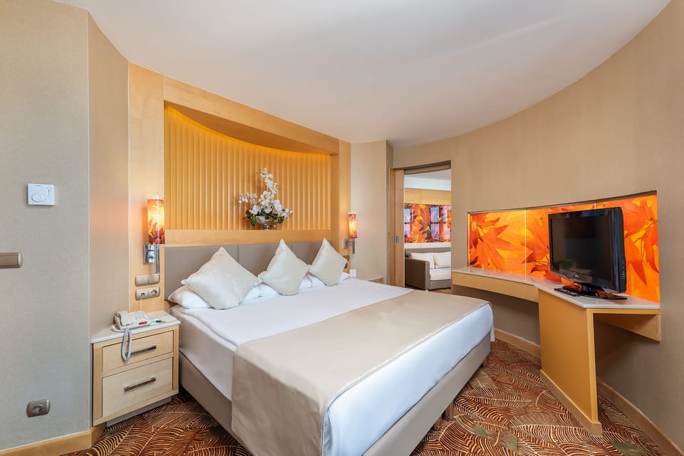 Deluxe Süit, Deniz Manzarali | Premium bedding, free minibar, in-room safe, free WiFi