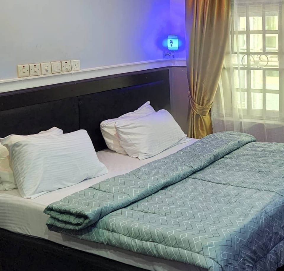 Suite | In-room safe, desk, laptop workspace, free WiFi