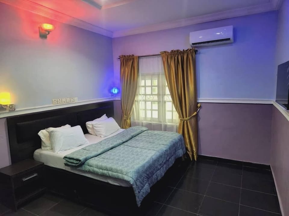 Suite | In-room safe, desk, laptop workspace, free WiFi