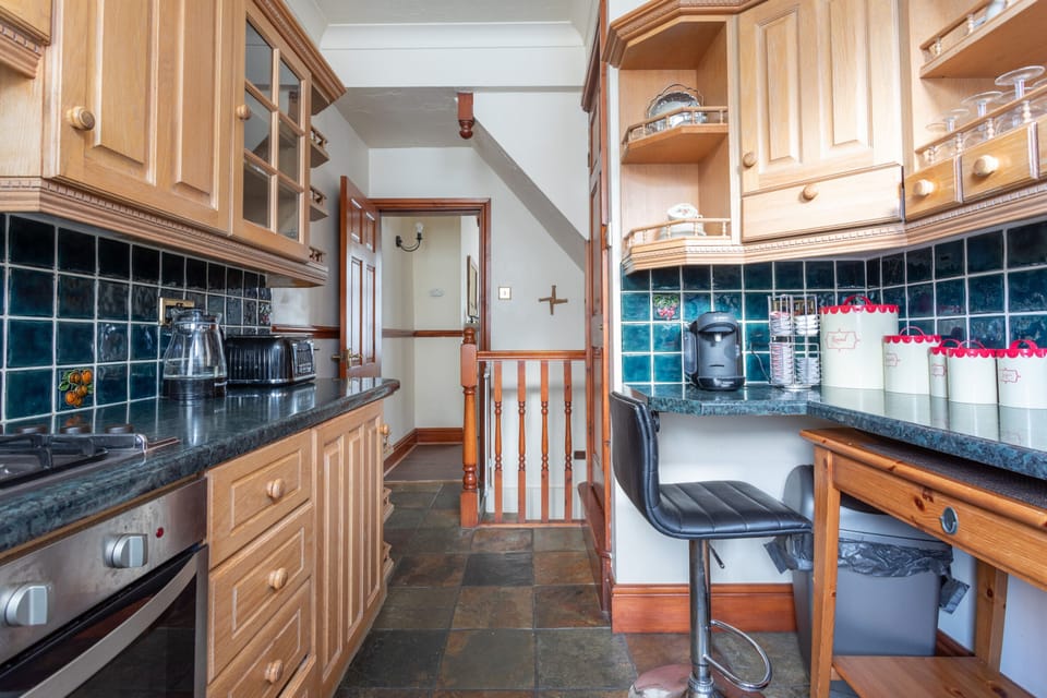 House | Private kitchen | Fridge, microwave, oven, stovetop