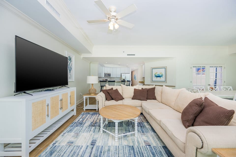Condo, 3 Bedrooms | Living area