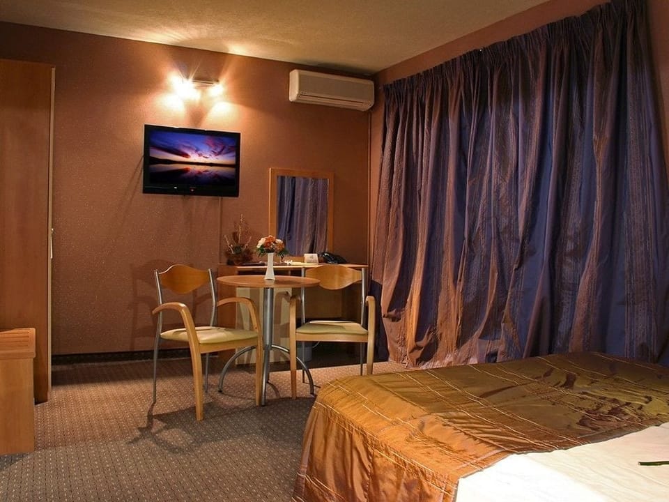 Standard Double Room | Minibar, in-room safe, desk, blackout drapes