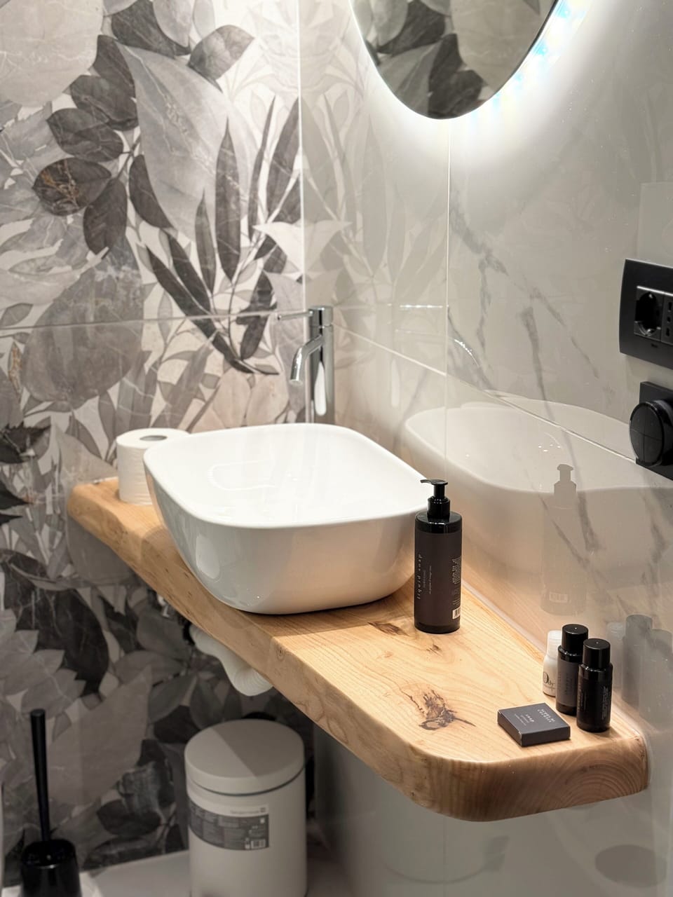 Deluxe Double Room | Bathroom | Separate tub and shower, jetted tub, hair dryer, slippers
