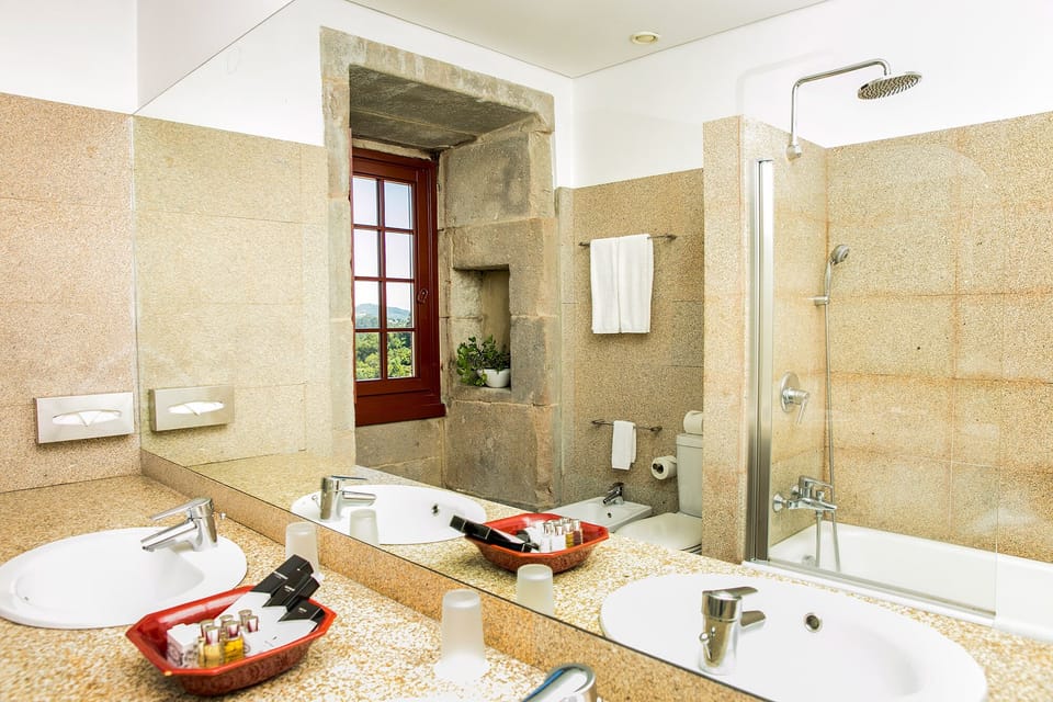Historic Suite | Bathroom | Combined shower/tub, eco-friendly toiletries, hair dryer, bidet