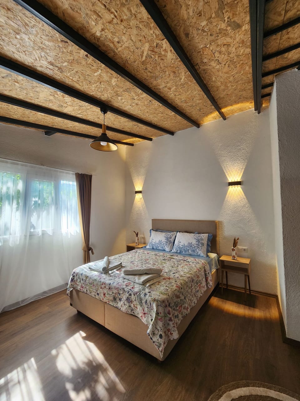 Room, Garden View | Minibar, individually decorated, individually furnished