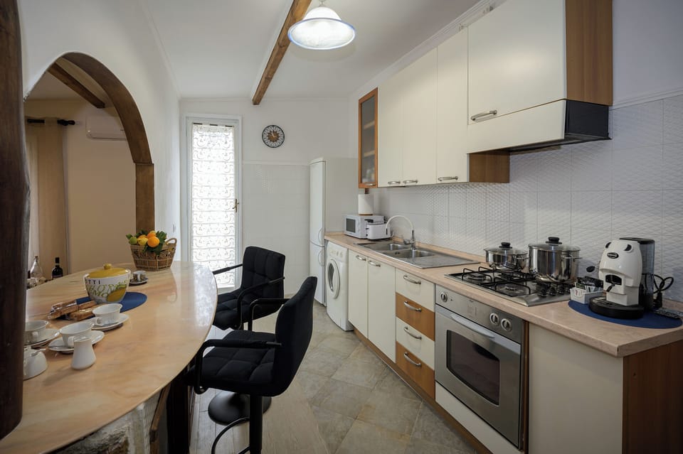 House, 2 Bedrooms | Private kitchen | Espresso maker, coffee/tea maker, electric kettle, toaster