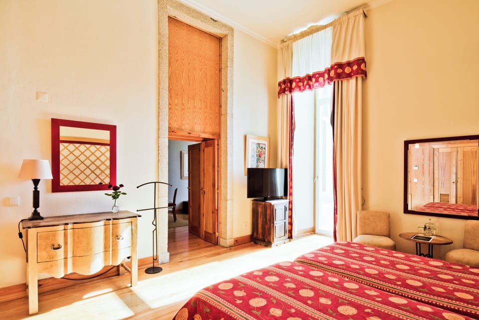 Minibar, in-room safe