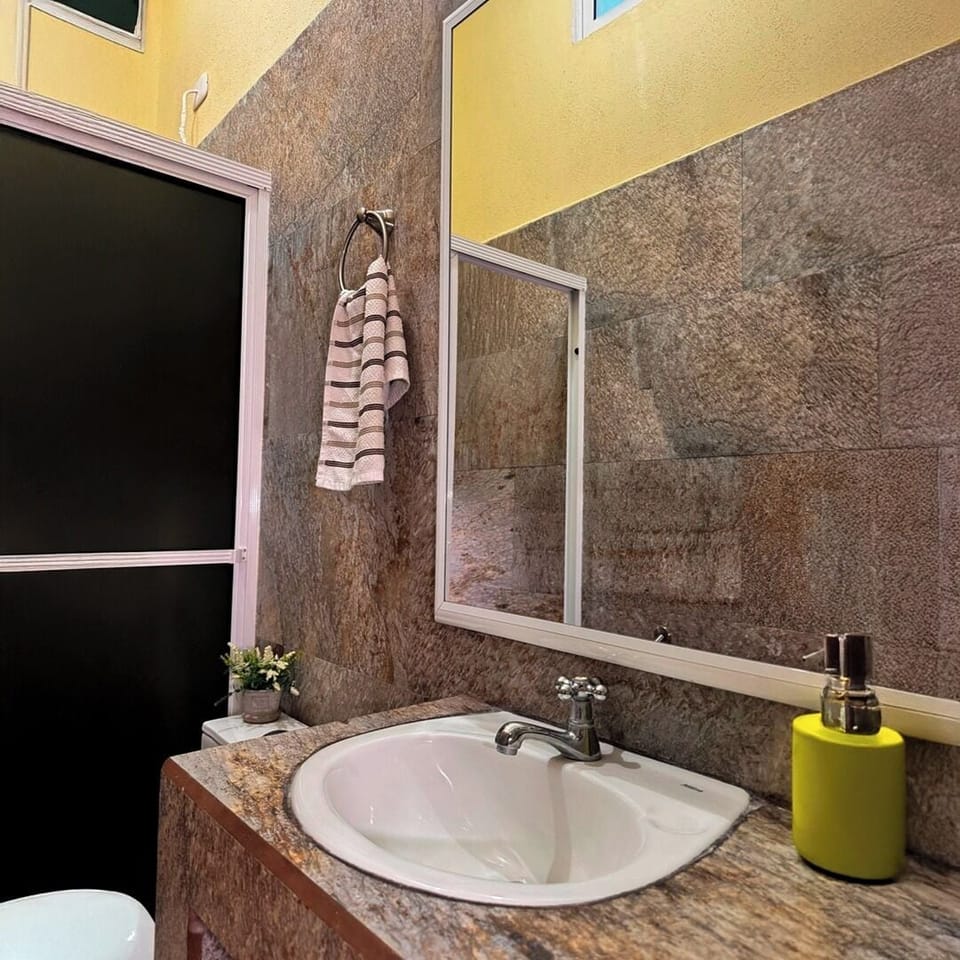 Triple Room | Bathroom | Soap, shampoo, toilet paper