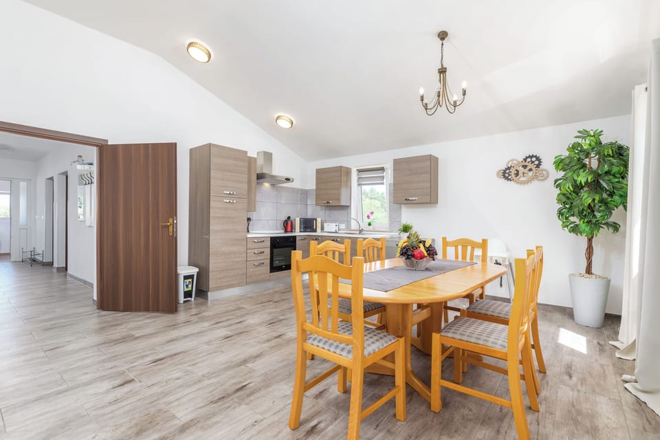 Coffee/tea maker, electric kettle, highchair