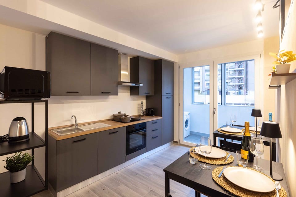 Deluxe Apartment, 2 Queen Beds, Kitchen, Courtyard View | Private kitchen