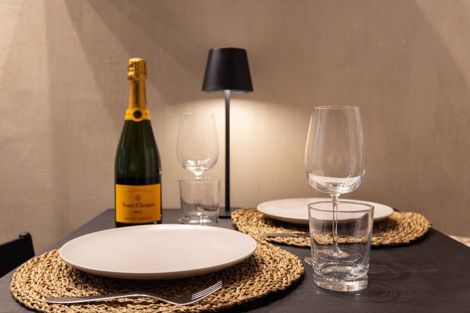 Deluxe Apartment, 2 Queen Beds, Kitchen, Courtyard View | Private kitchen | Electric kettle