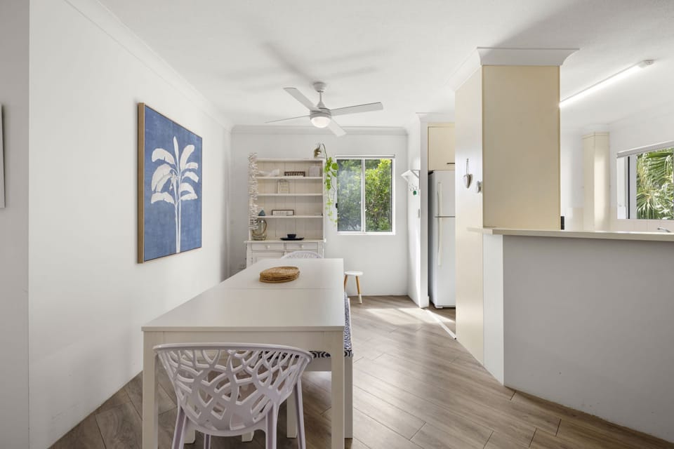 Two Bedroom Apartment in Central Burleigh | Dining room