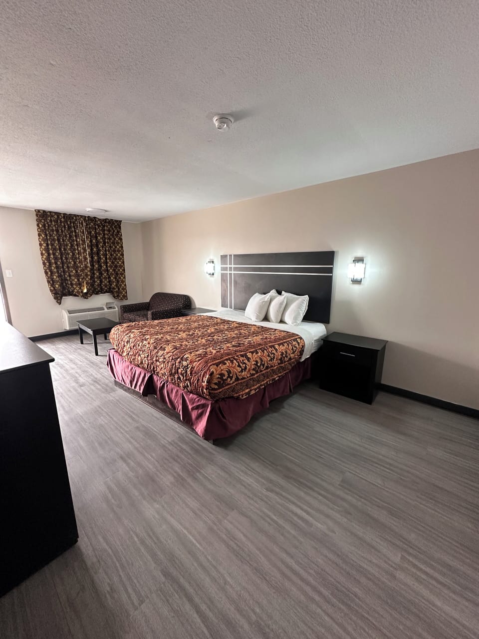 Single Room, 1 King Bed | Desk, laptop workspace, free WiFi