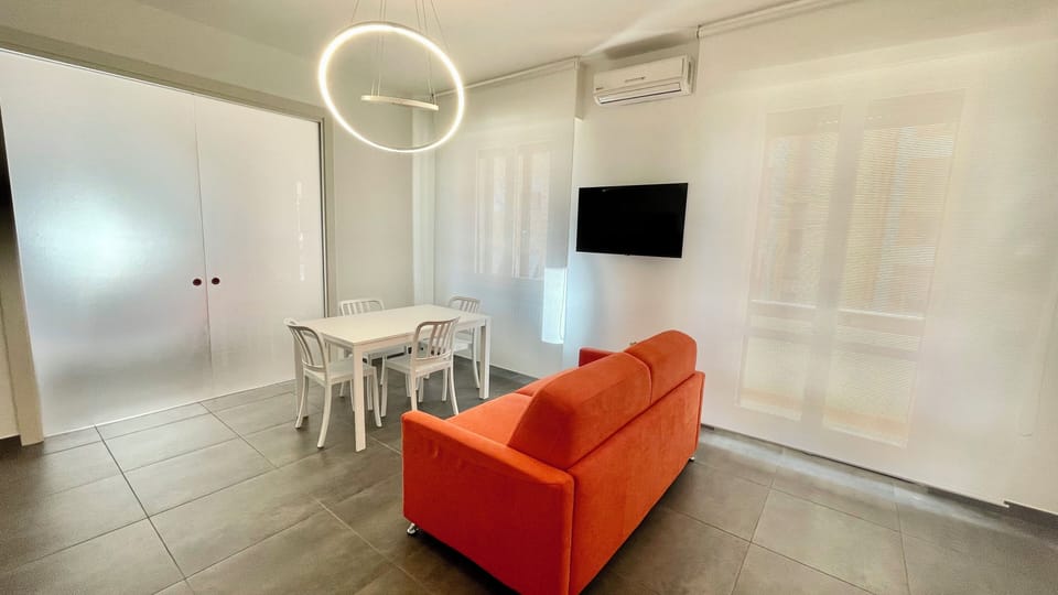 Apartment | Living room | Flat-screen TV