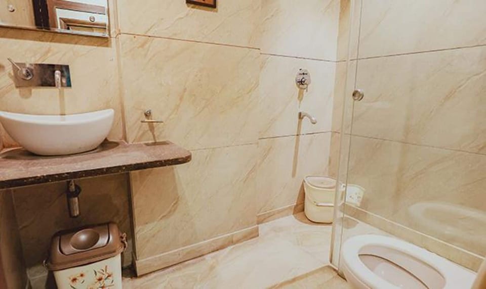 Shower, rainfall showerhead, free toiletries, towels
