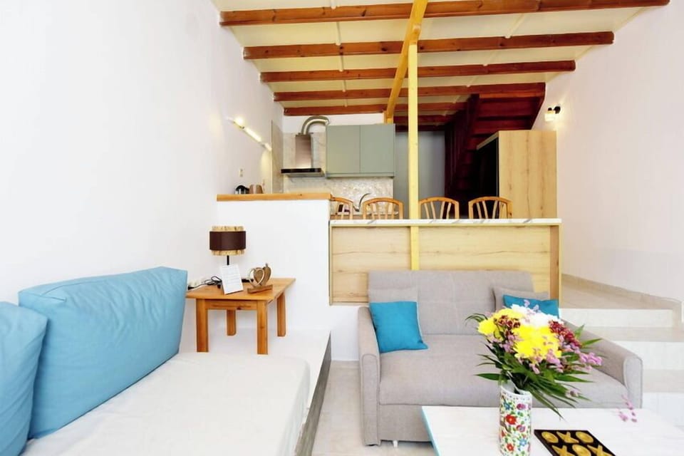 Family Quadruple Room | Living area