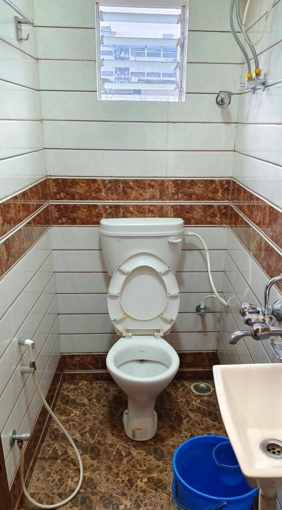 Standard Double Room | Bathroom | Shower, towels, soap, shampoo