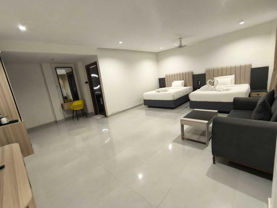 Deluxe Double Room | Desk, laptop workspace, bed sheets