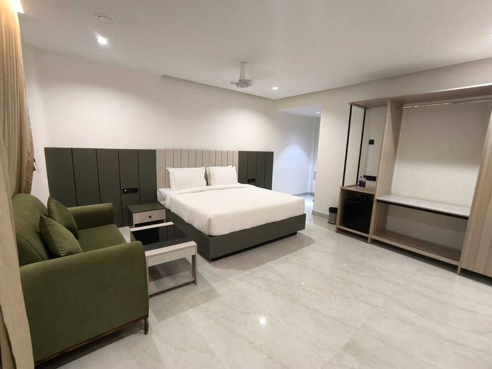 Executive Room | Desk, laptop workspace, bed sheets