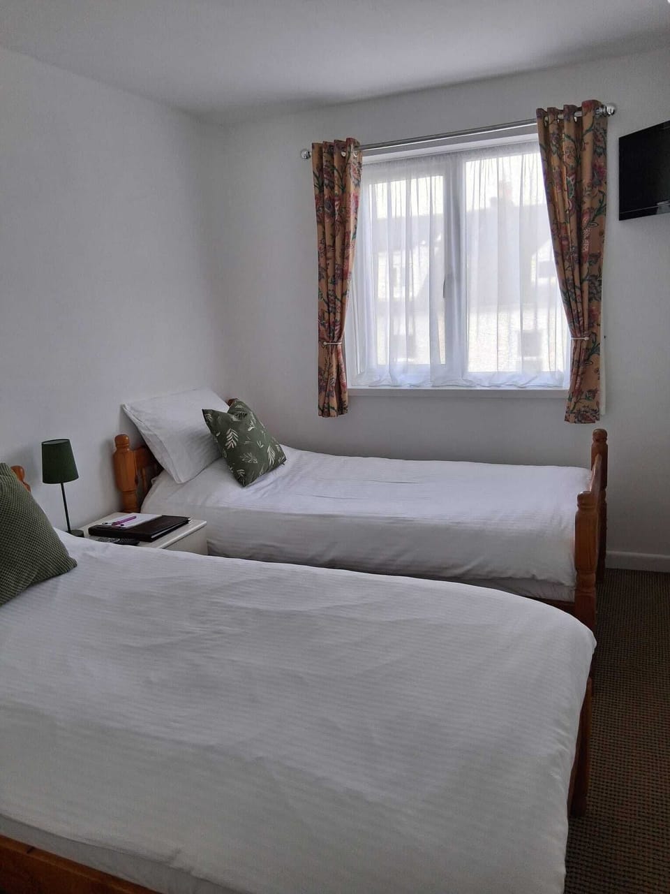 Basic Twin Room | Iron/ironing board, free WiFi