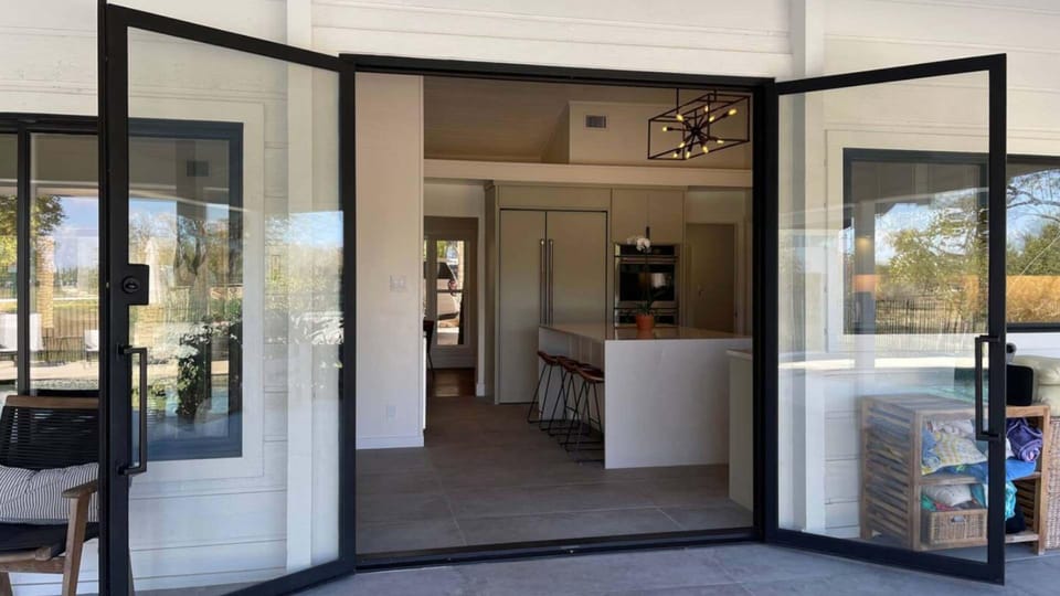 4 bedrooms, desk, high-speed internet